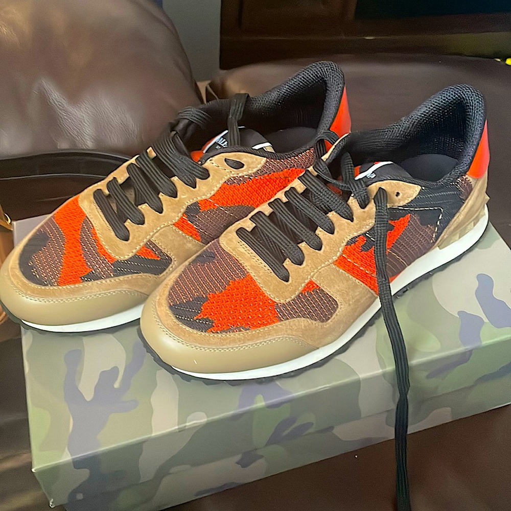 EUC Valentino Rock stud sneakers